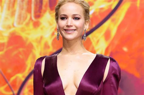 jennifer lawrence sexy photos|SEXY: Jennifer Lawrence ose le décolleté plongeant (photos)